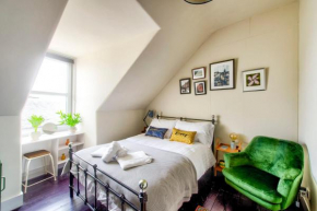 GuestReady - Vibrant & Quirky Attic Apartment in Lovely Leith